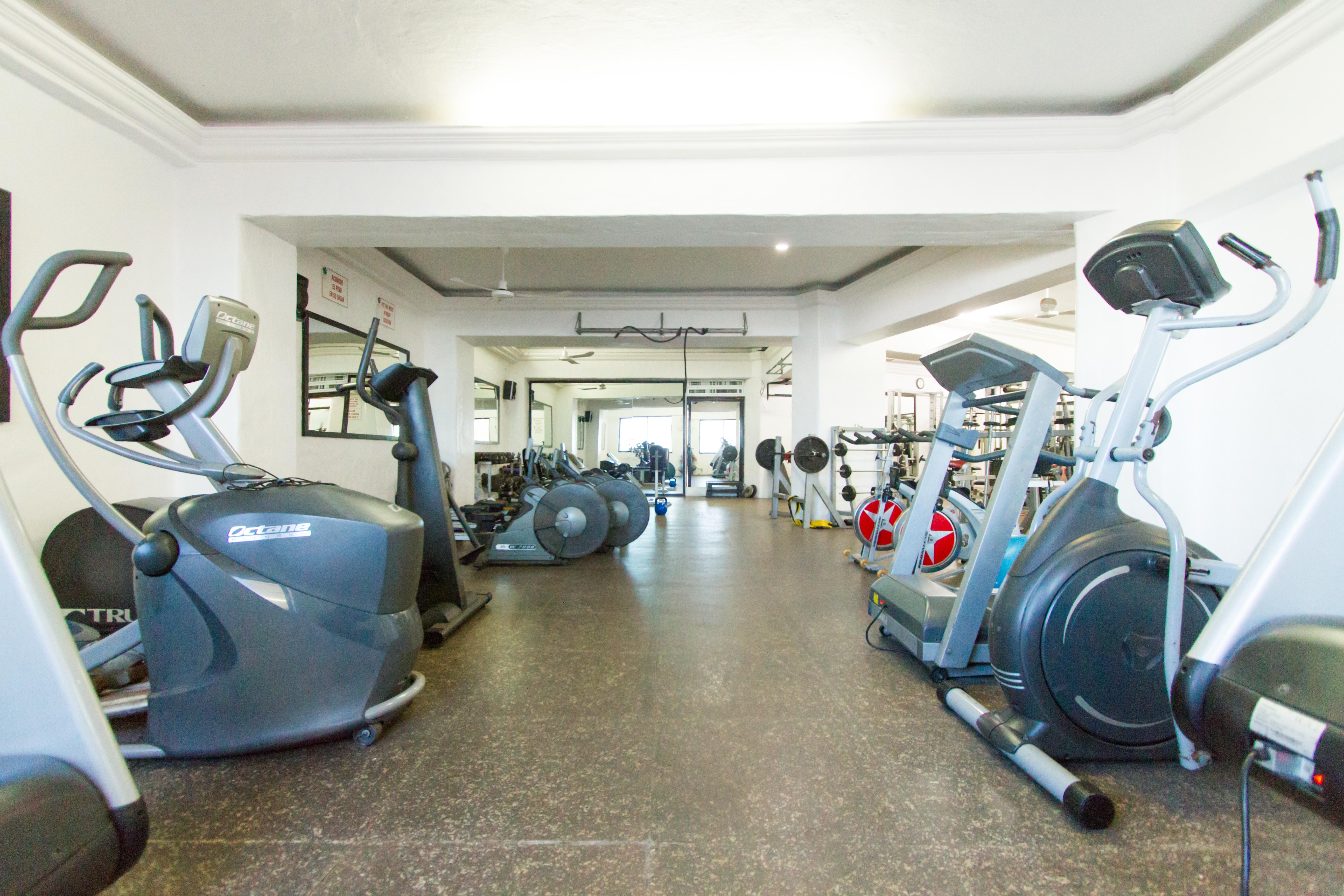 Royal Villas Resort Масатлан Экстерьер фото The gym at the hotel