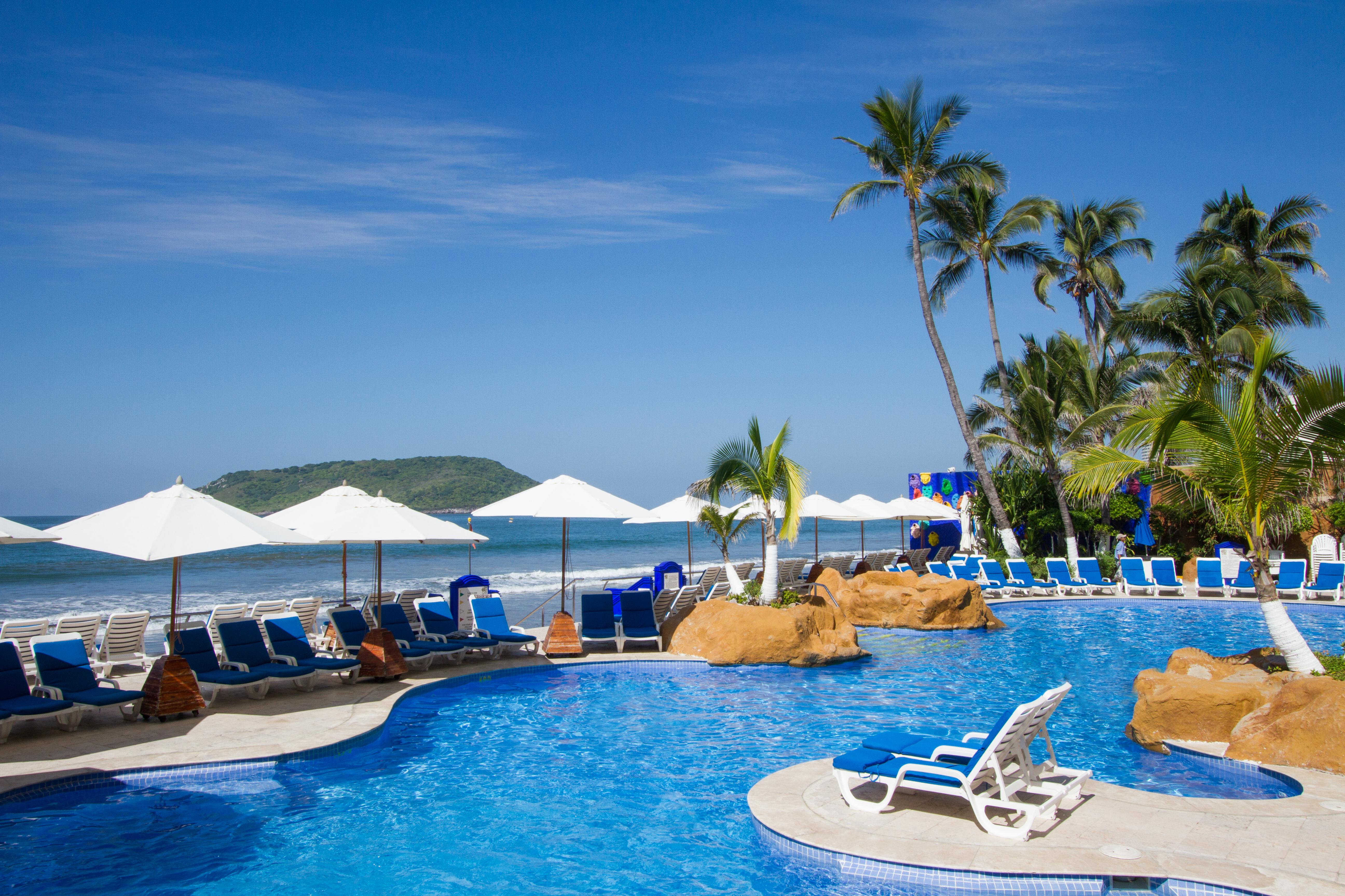 Royal Villas Resort Масатлан Экстерьер фото A swimming pool at a resort in Phuket, Thailand