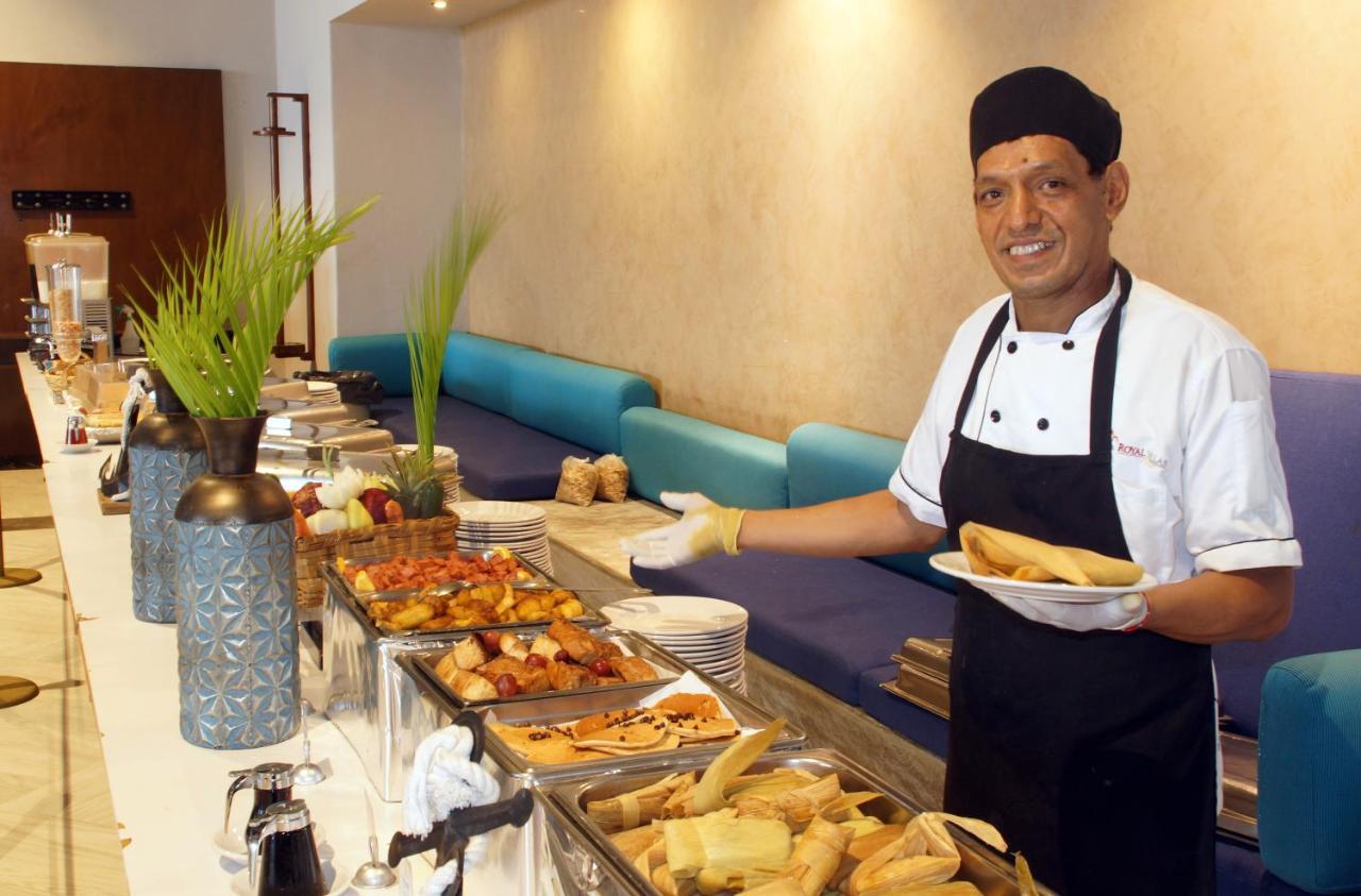 Royal Villas Resort Масатлан Экстерьер фото A chef at a buffet