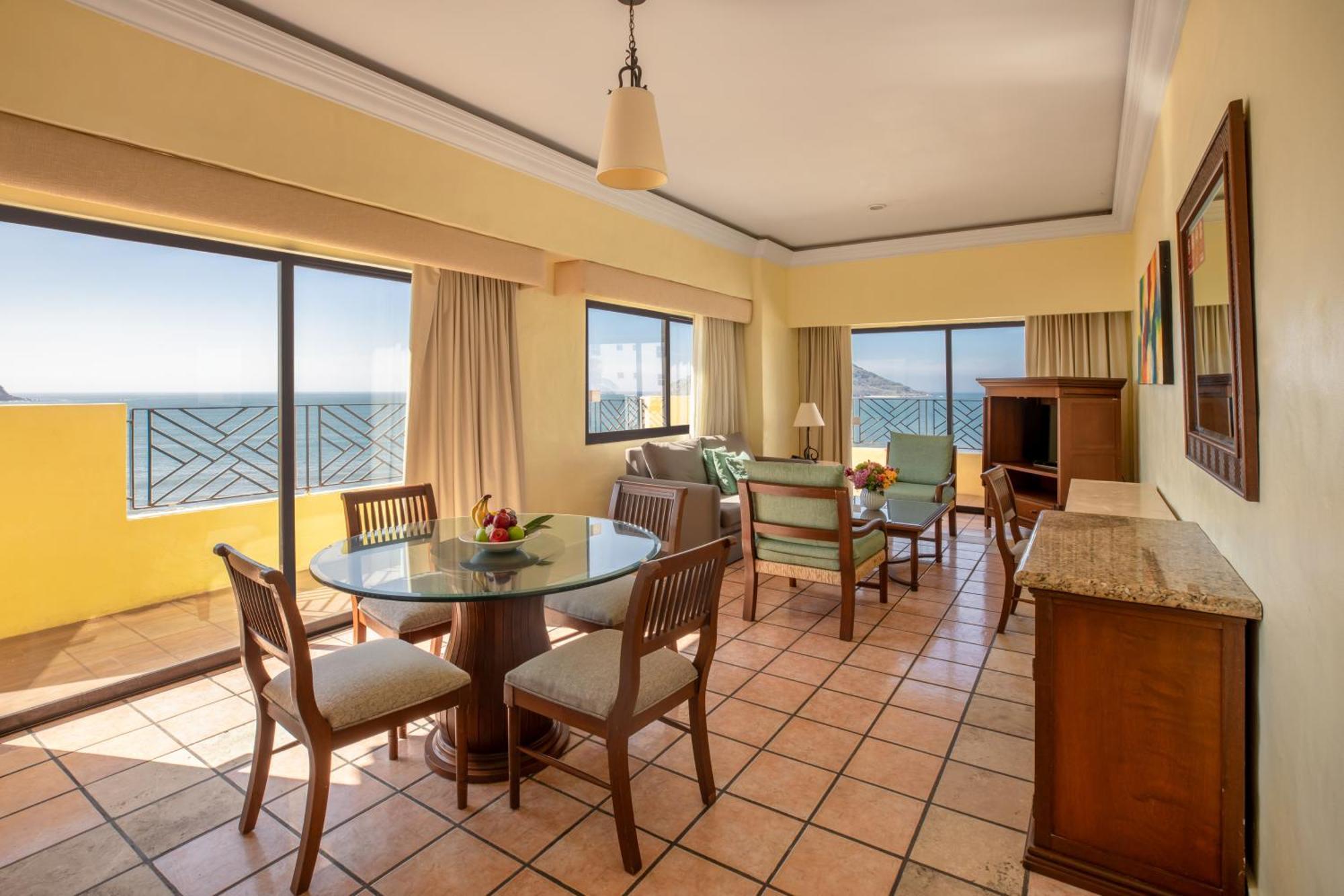 Royal Villas Resort Масатлан Экстерьер фото A suite at the Sheraton Vistana Resort