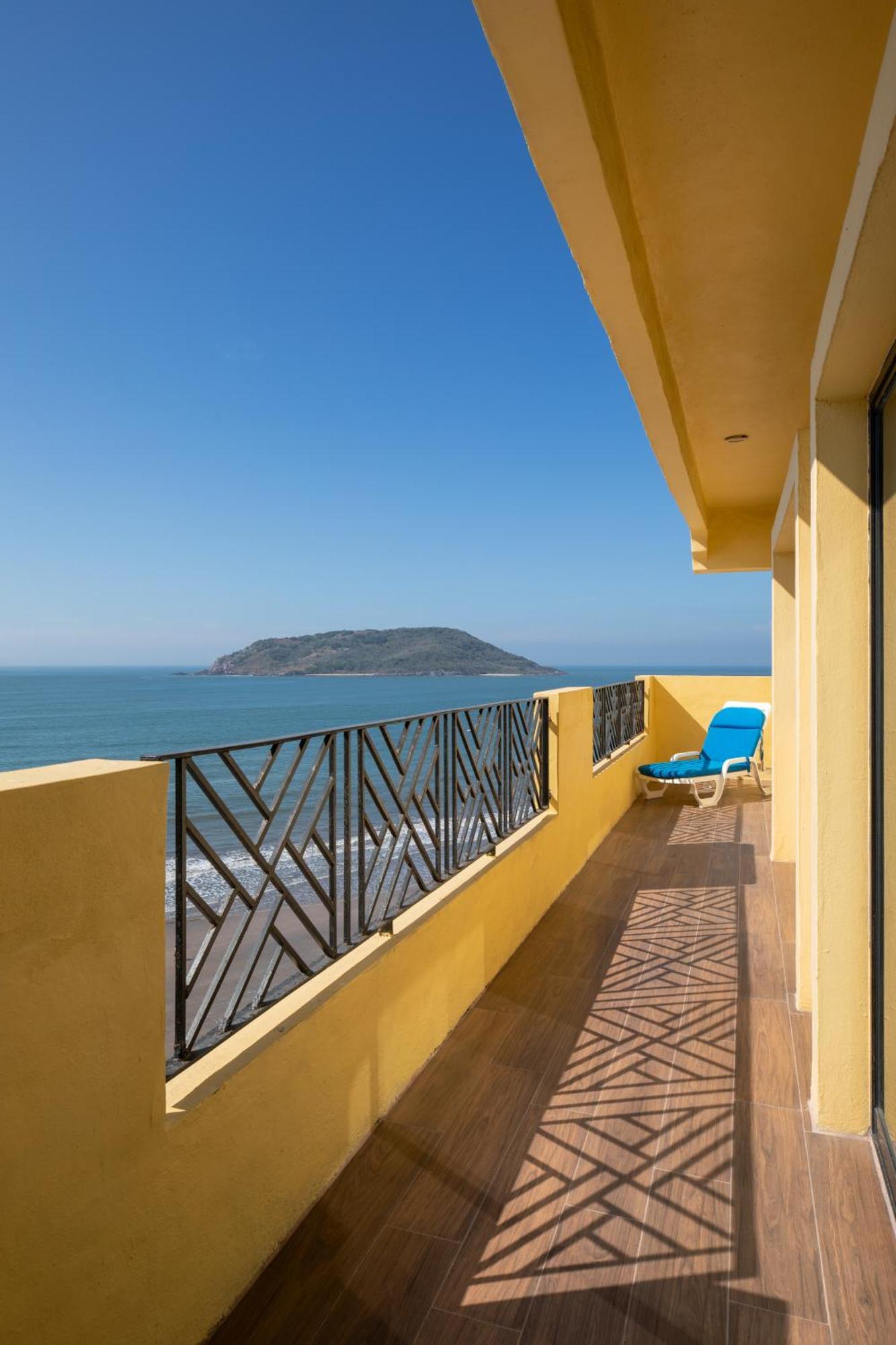 Royal Villas Resort Масатлан Экстерьер фото View of the island from the coast of Acapulco